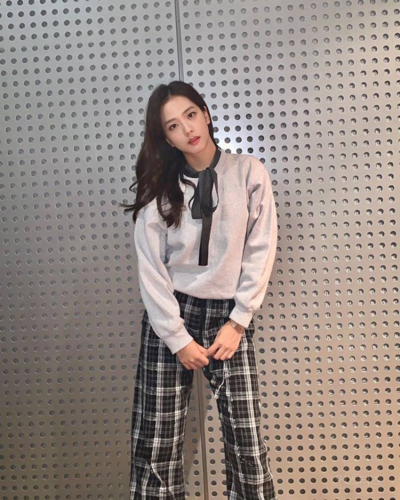 체크에 푹 빠진 지수 사복 근황.insta
