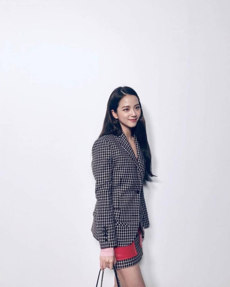 체크에 푹 빠진 지수 사복 근황.insta