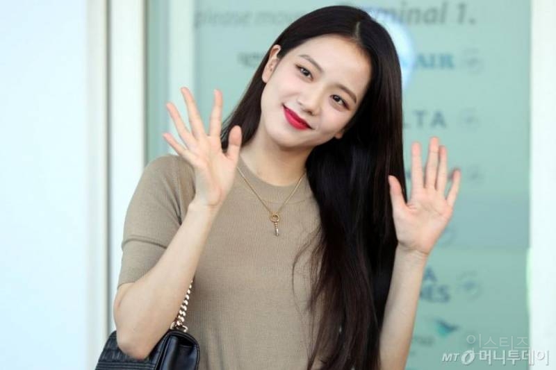 대기선 칼같이 지키는 #블랙핑크 #지수 (런던 버버리 패션위크 참석차 출국)