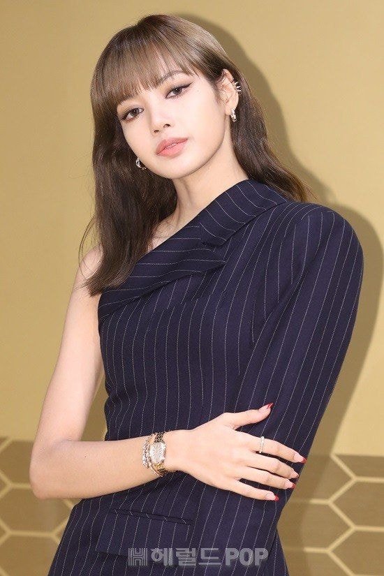 저세상 비율인 블랙핑크 리사.jpg