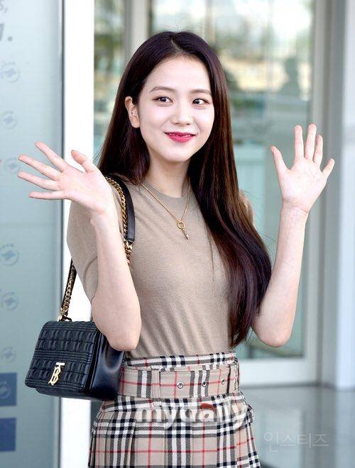 대기선 칼같이 지키는 #블랙핑크 #지수 (런던 버버리 패션위크 참석차 출국)