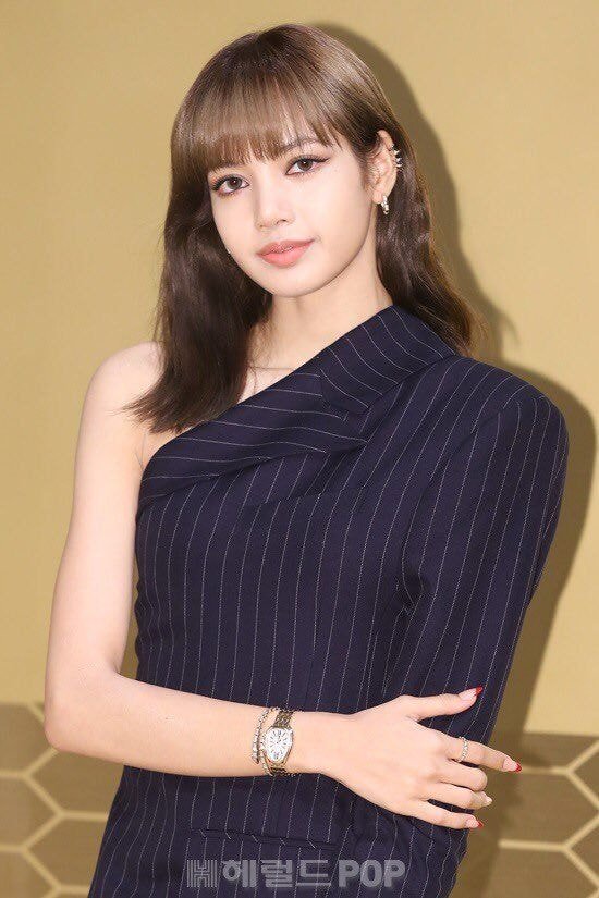 저세상 비율인 블랙핑크 리사.jpg