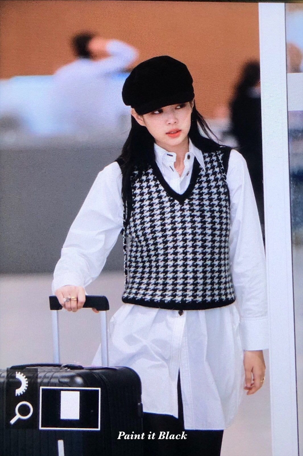 오늘자 입국 패션 제니.jpg