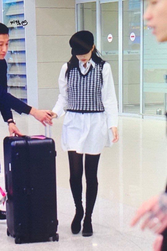 오늘자 입국 패션 제니.jpg