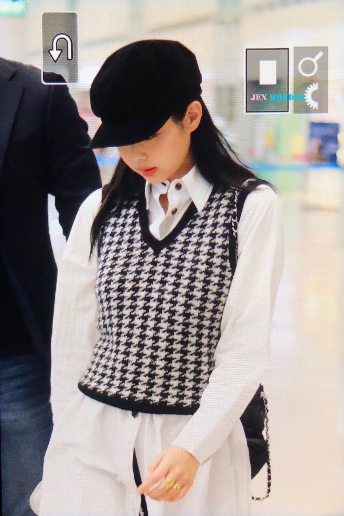 오늘자 입국 패션 제니.jpg