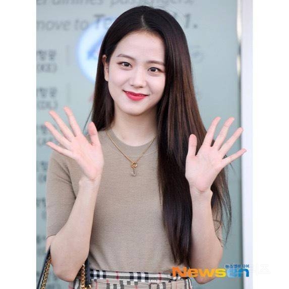 대기선 칼같이 지키는 #블랙핑크 #지수 (런던 버버리 패션위크 참석차 출국)