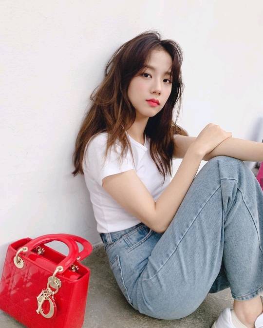 흰티에 청바지만으로 분위기가..ㄷㄷㄷ 블랙핑크 지수.jpg