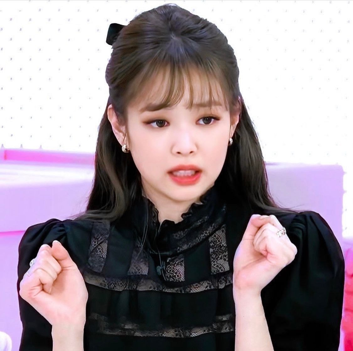 앞머리+반묶음 머리 한 블랙핑크 제니