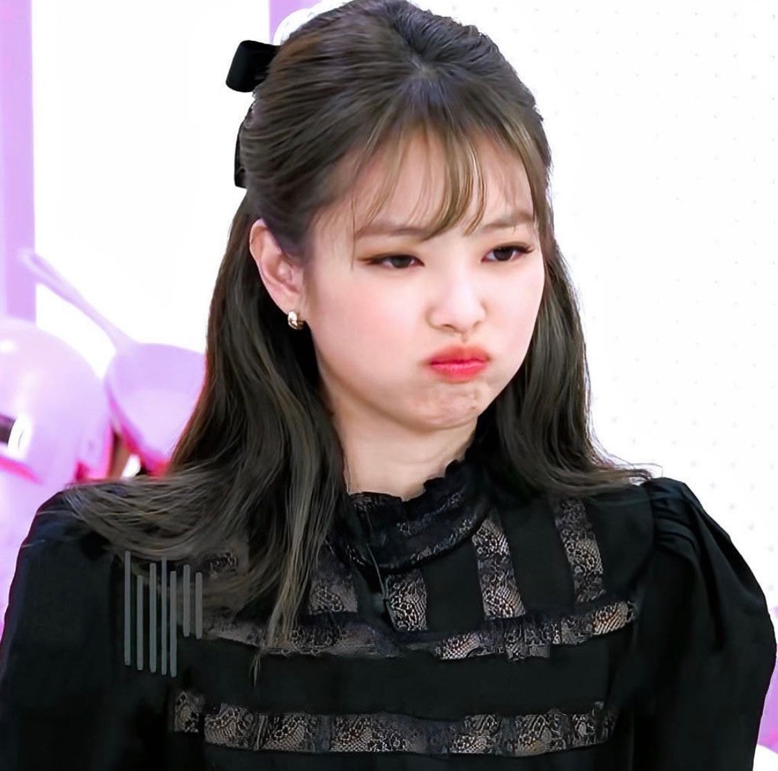 앞머리+반묶음 머리 한 블랙핑크 제니