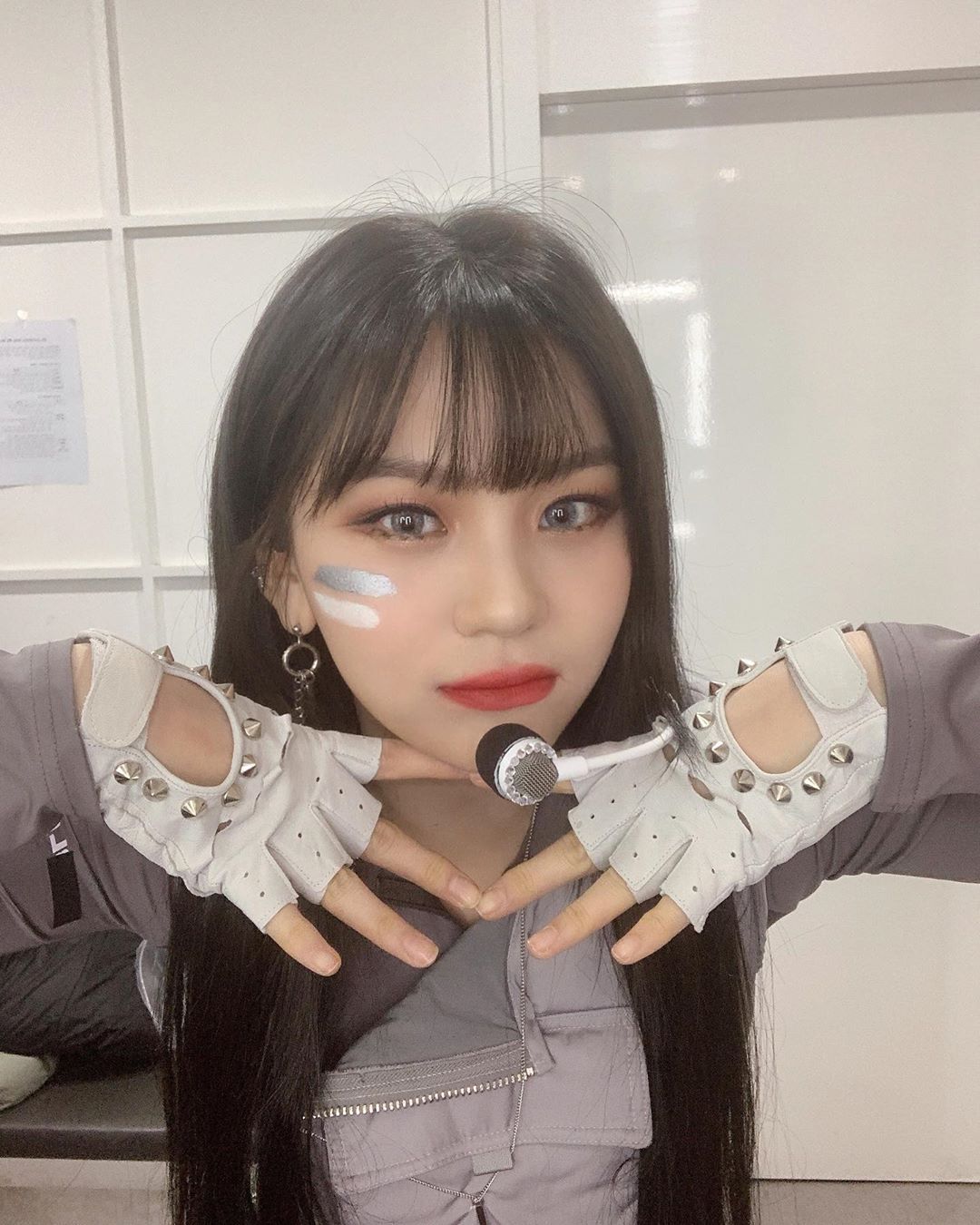 #여자친구 엄지.insta