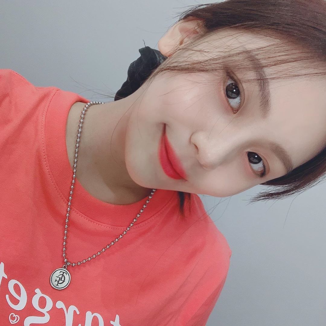 여자친구 엄지.insta