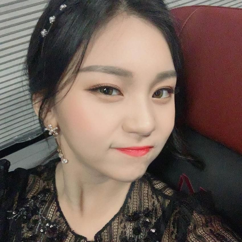 여자친구 엄지 인스타