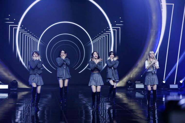 여자친구 2021 NEW YEAR'S LIVE 무대 사진