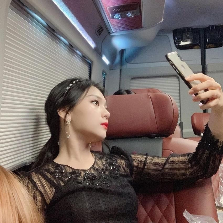 여자친구 엄지 인스타