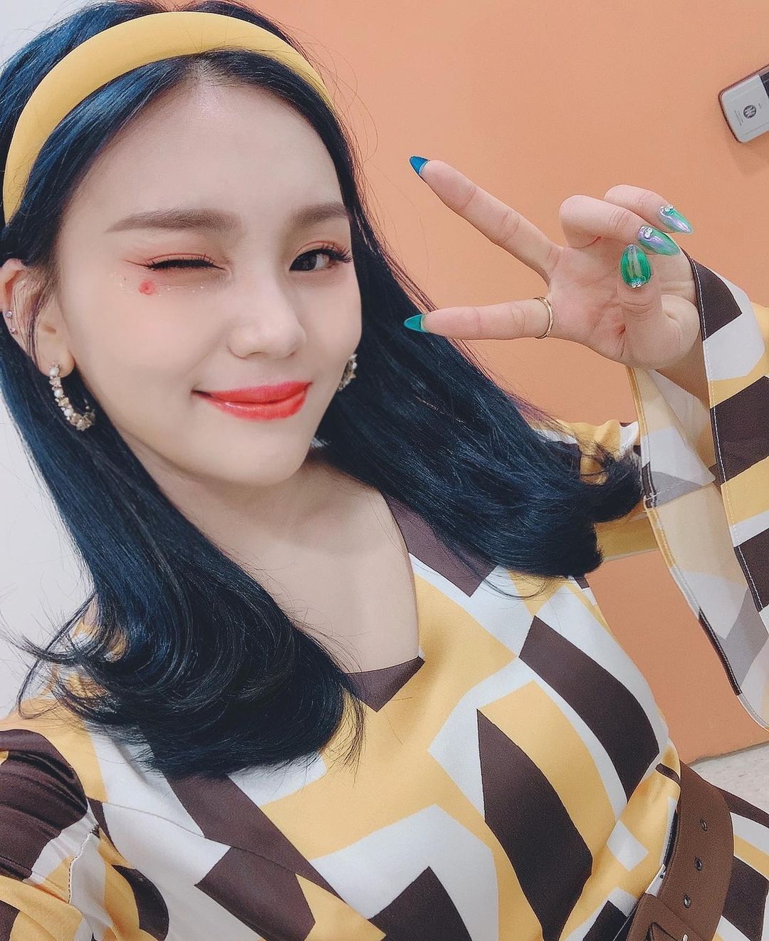 여자친구 엄지 인스타