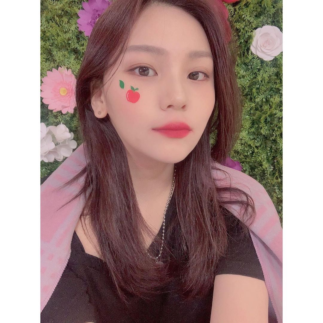 여자친구 엄지.insta