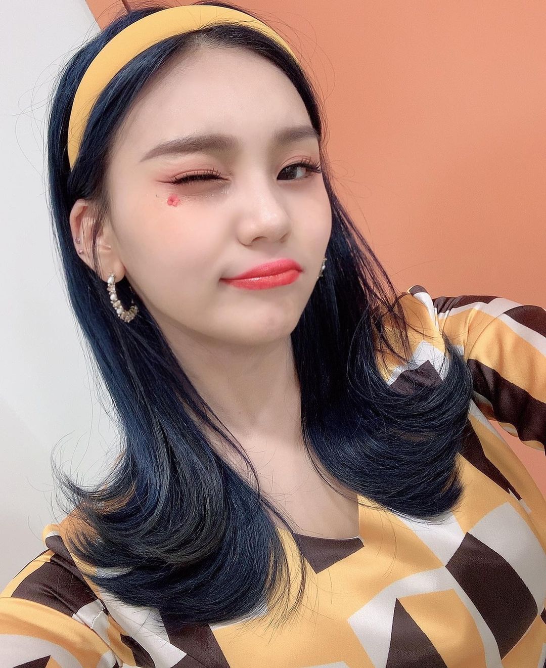 여자친구 엄지 인스타