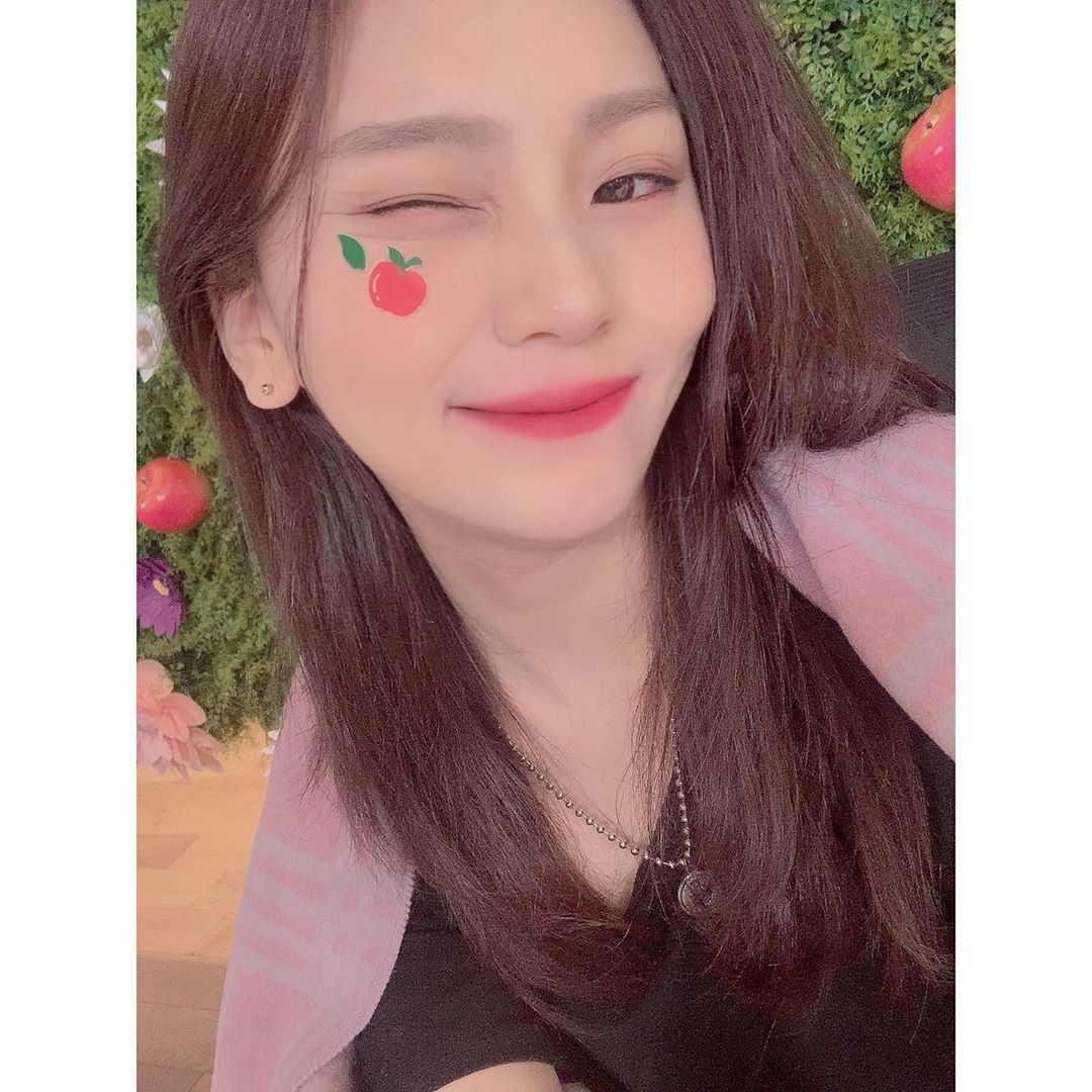 여자친구 엄지.insta