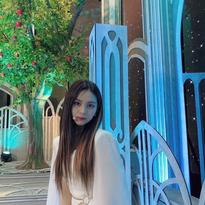여자친구 엄지.insta