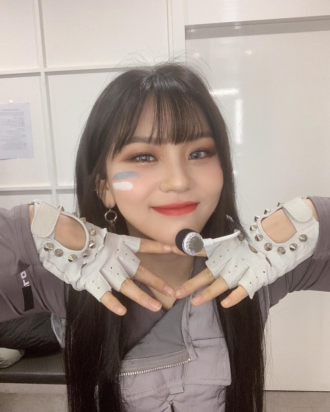 #여자친구 엄지.insta