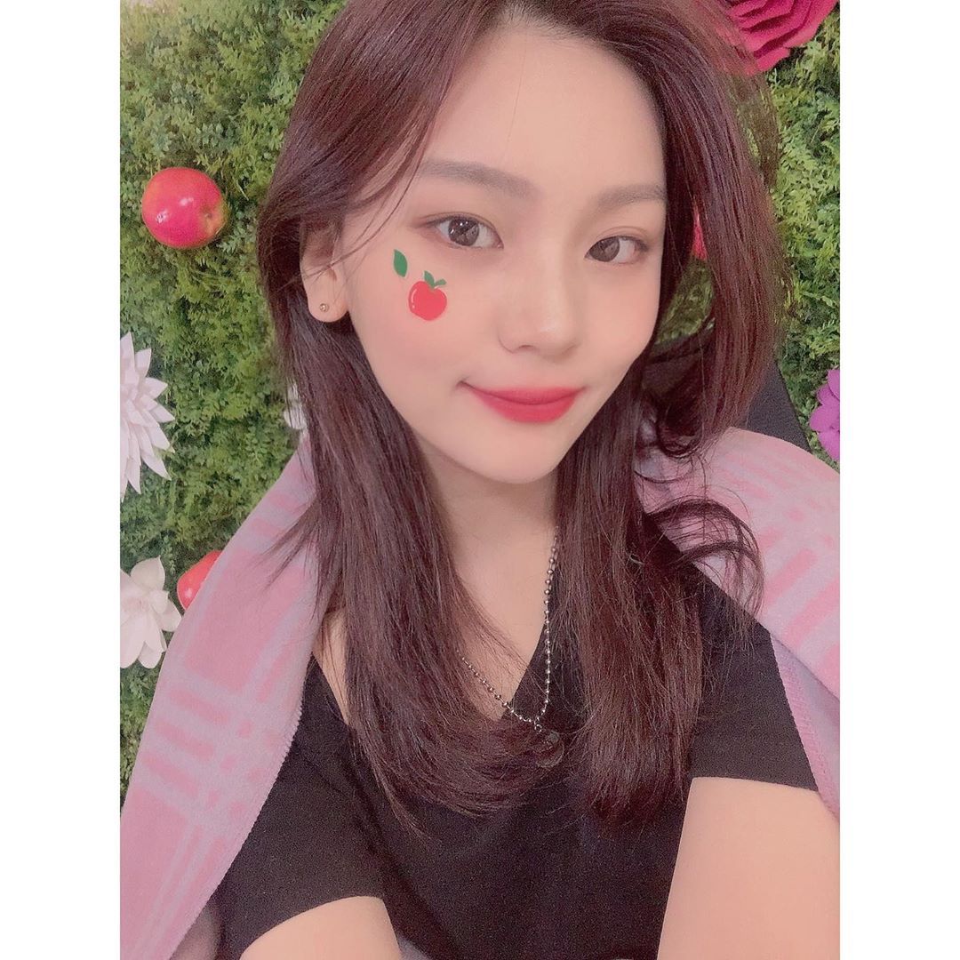 여자친구 엄지.insta