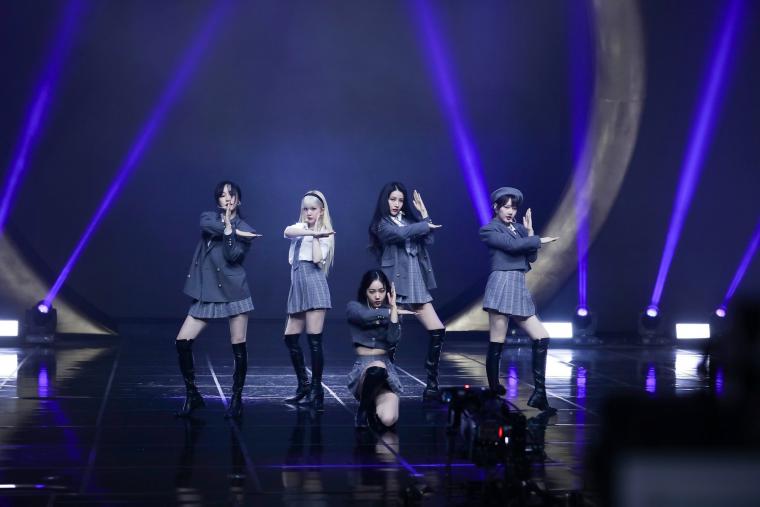 여자친구 2021 NEW YEAR'S LIVE 무대 사진