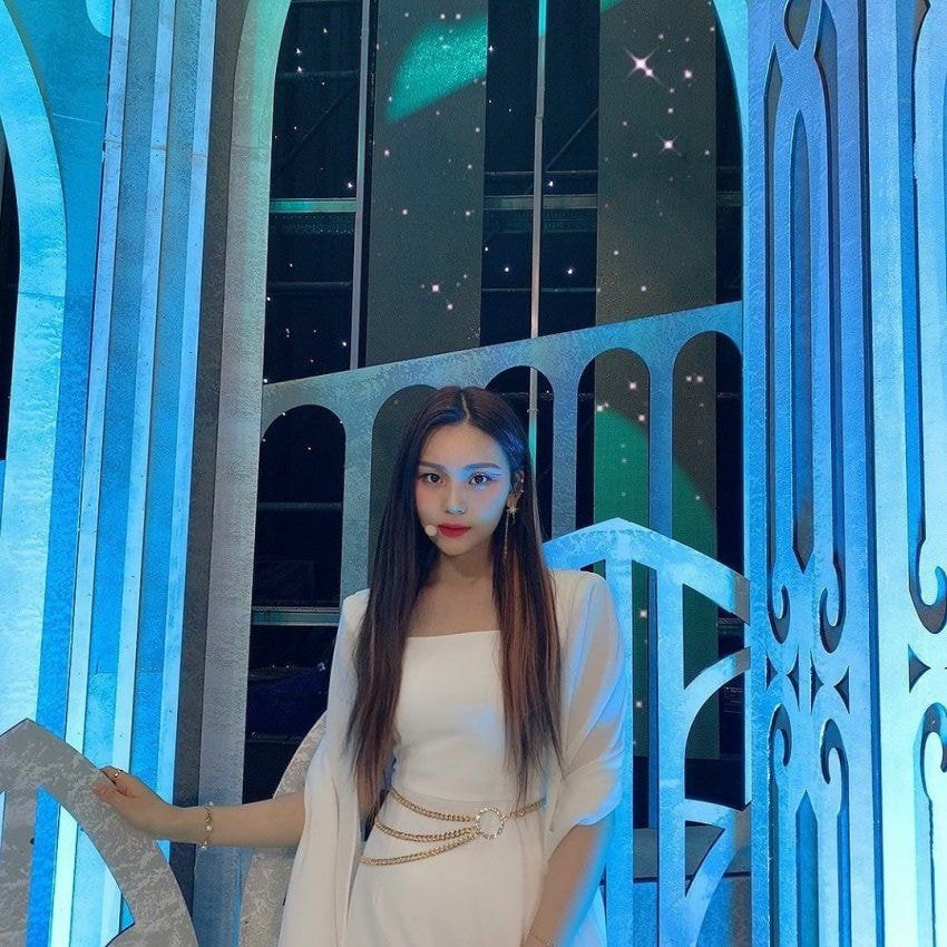 여자친구 엄지.insta