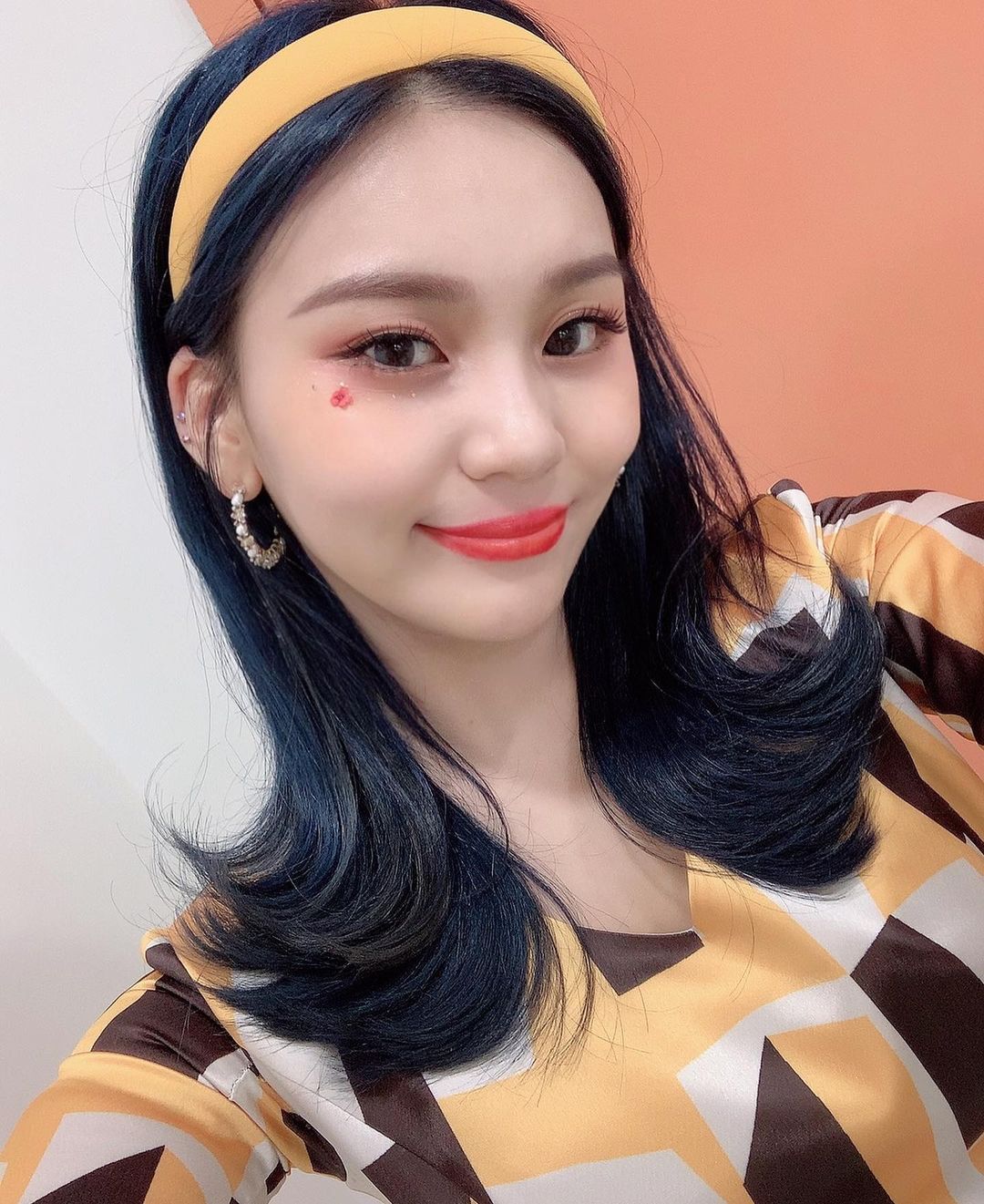 여자친구 엄지 인스타