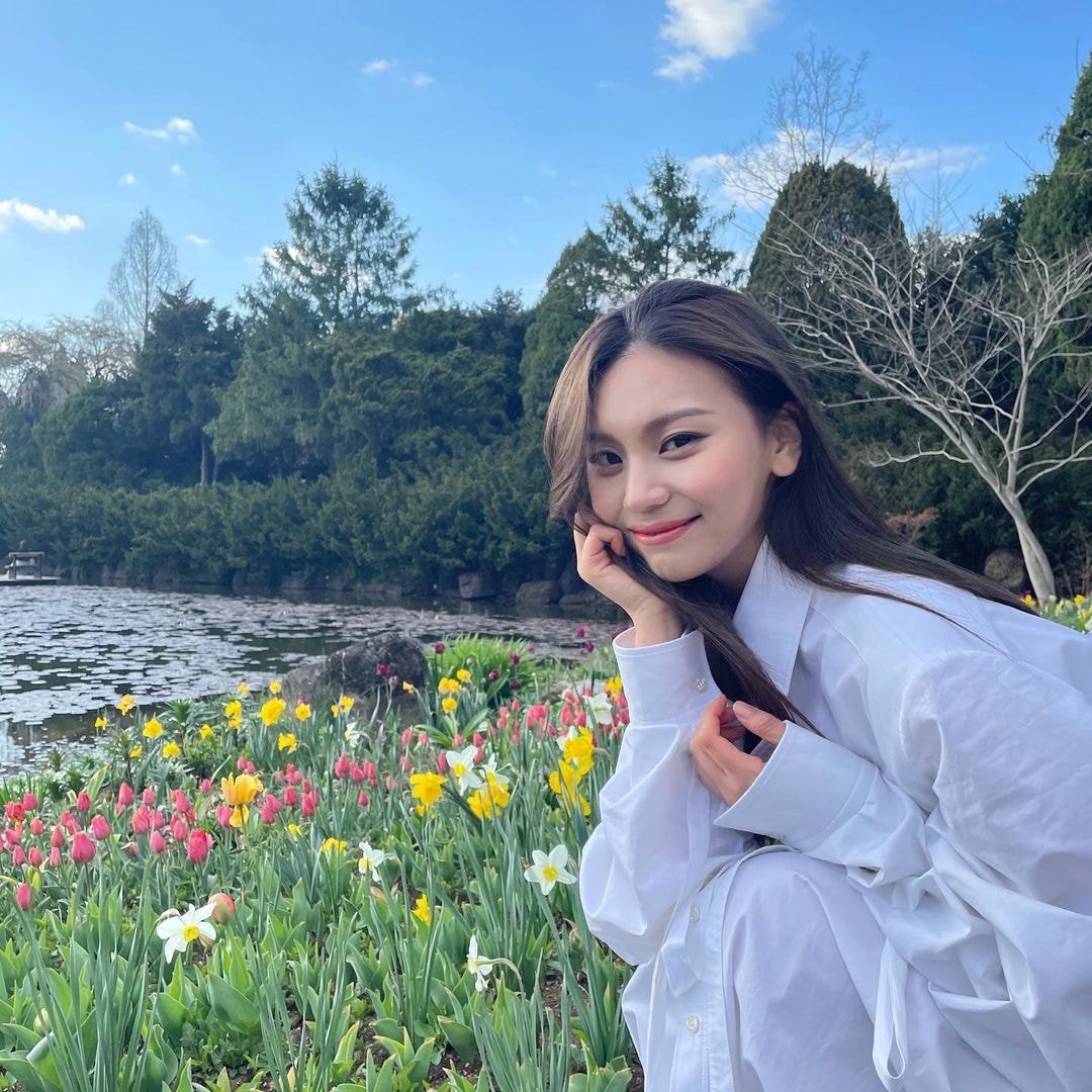 여자친구 엄지 인스타