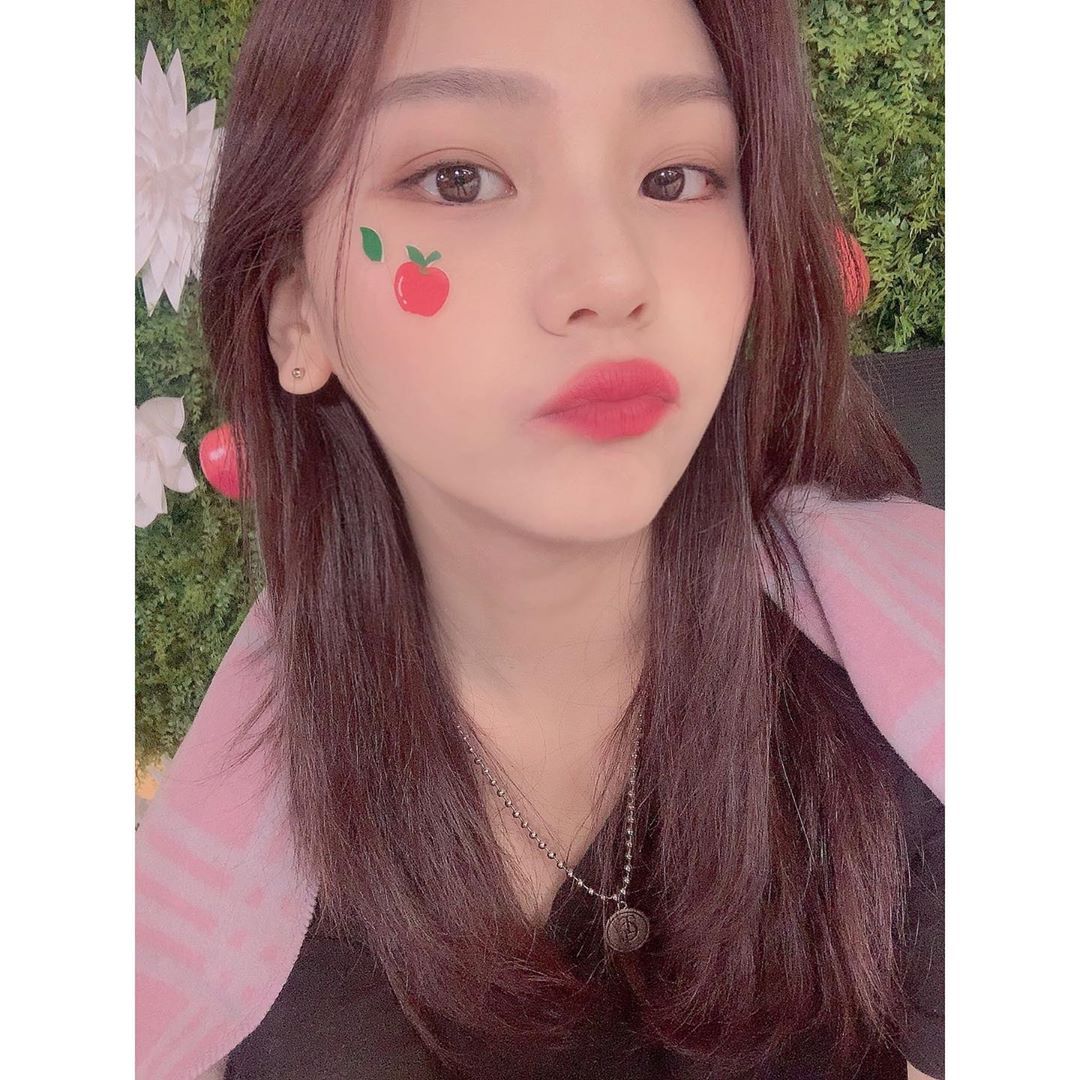 여자친구 엄지.insta