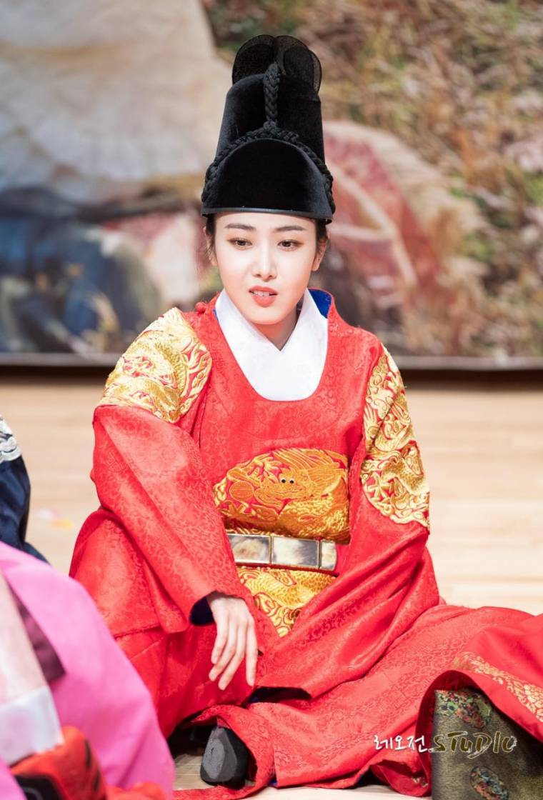 한복 입은 여자친구.JPG