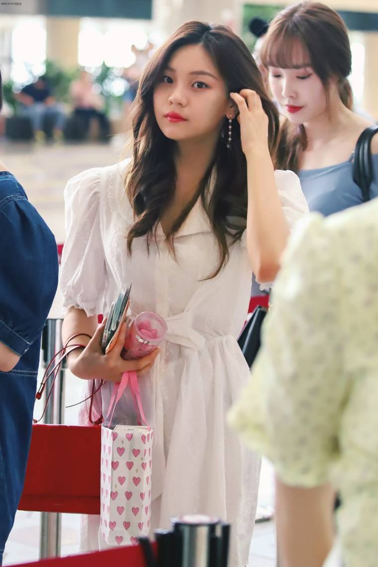출국하는 #여자친구 #엄지 by REMINISCENCE