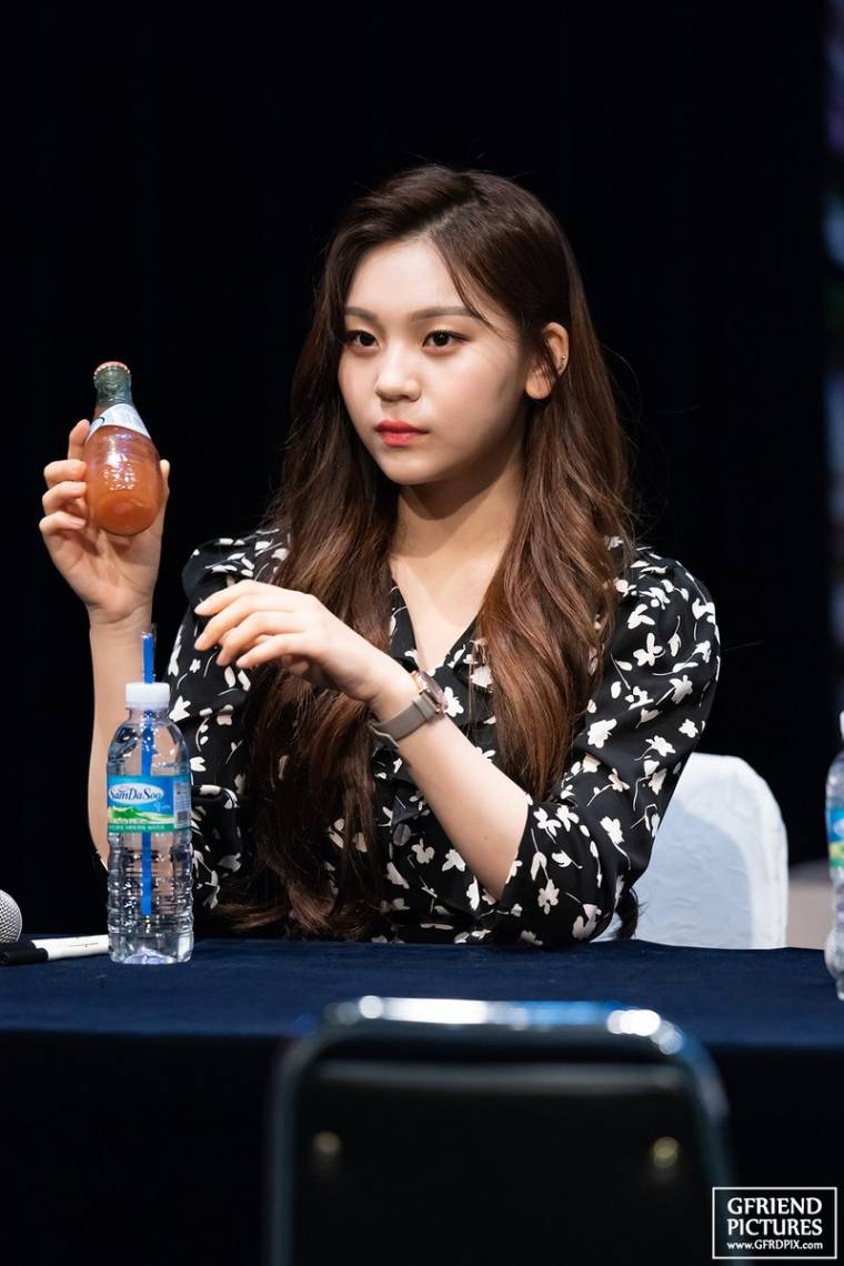 여자친구 신촌 팬 사인회.jpg by GFRIEND PICTURES