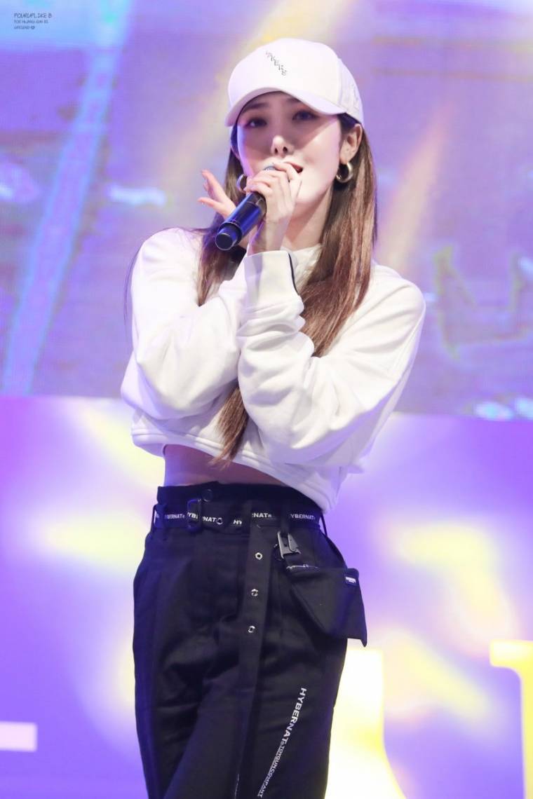 볼캡 여자친구 신비.jpg