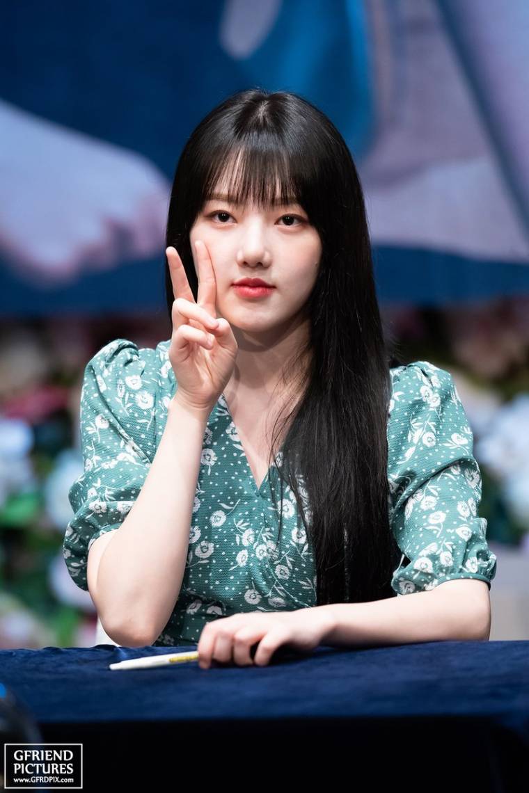 여자친구 신촌 팬 사인회.jpg by GFRIEND PICTURES