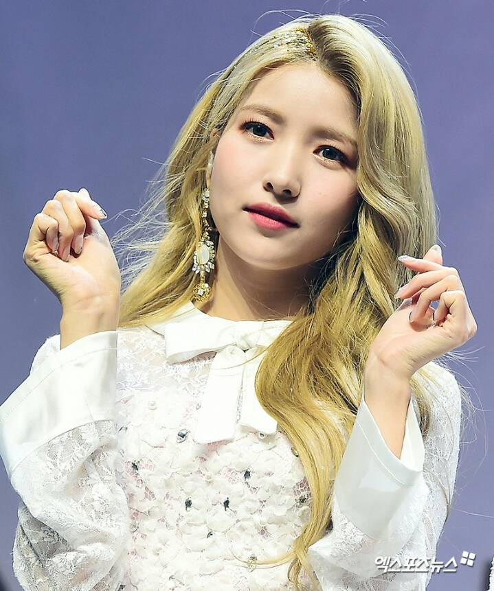 190114 여자친구 쇼케이스 현장.jpg