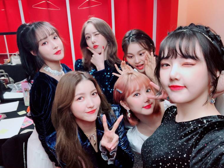 여자친구 단체.twt