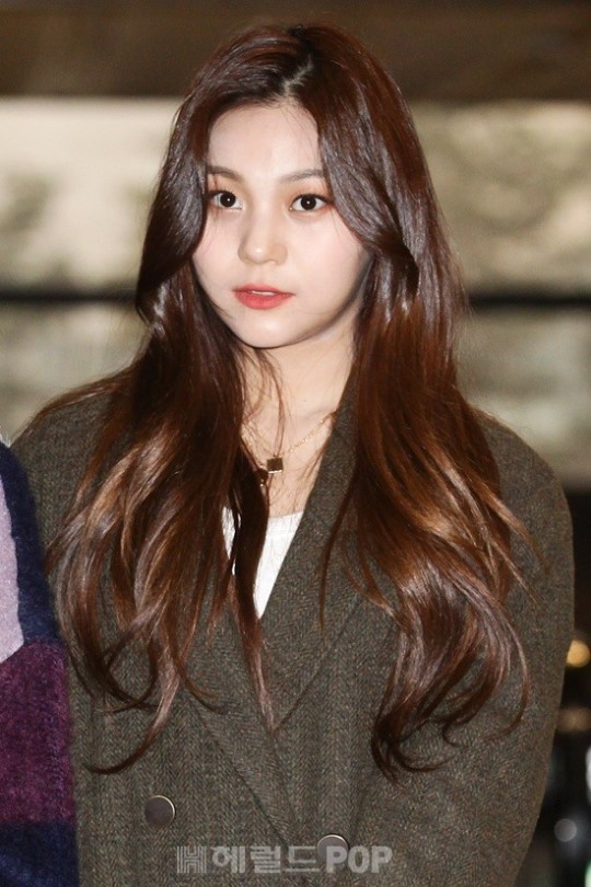 여자친구 엄지 출국 사진 (today)