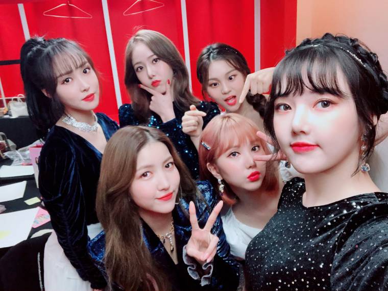 여자친구 단체.twt