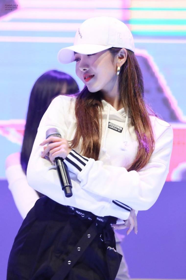 볼캡 여자친구 신비.jpg