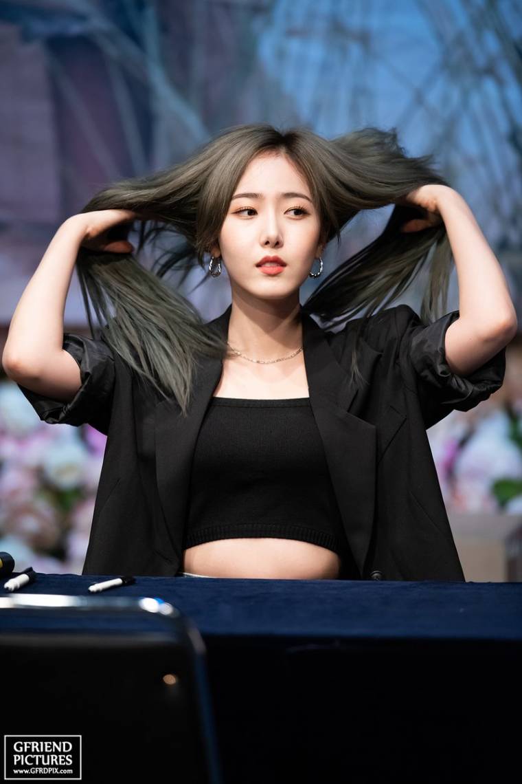 여자친구 신촌 팬 사인회.jpg by GFRIEND PICTURES
