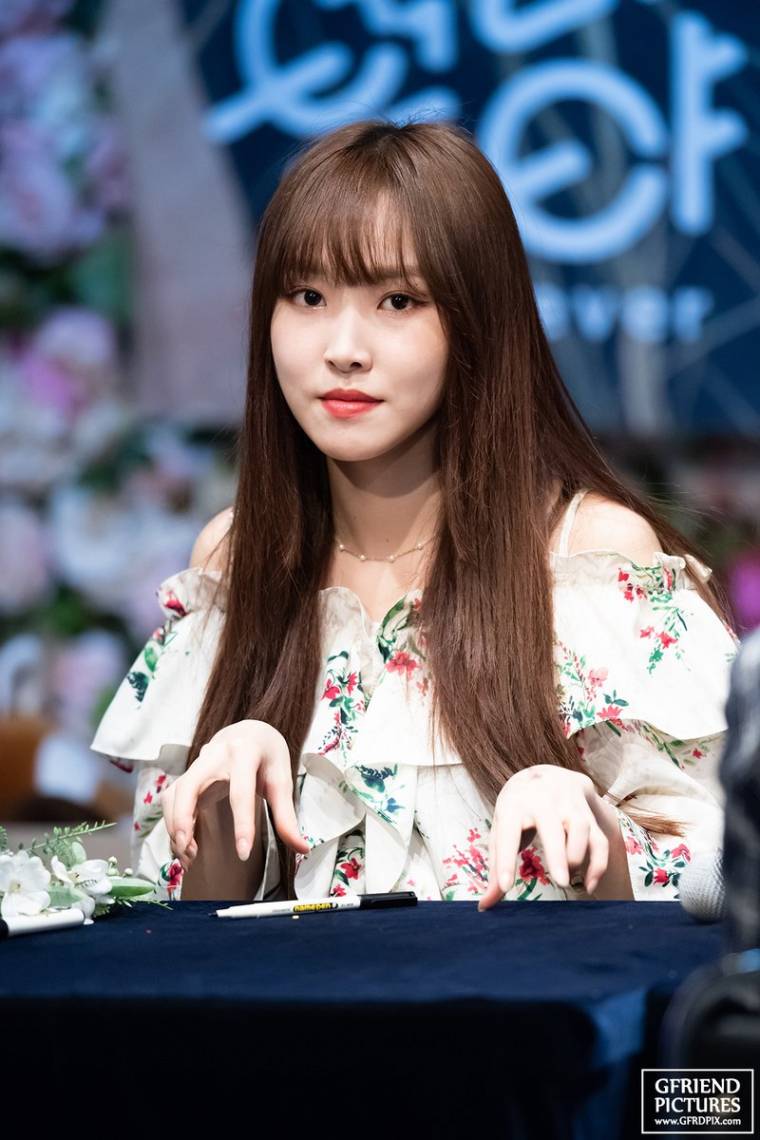 여자친구 신촌 팬 사인회.jpg by GFRIEND PICTURES