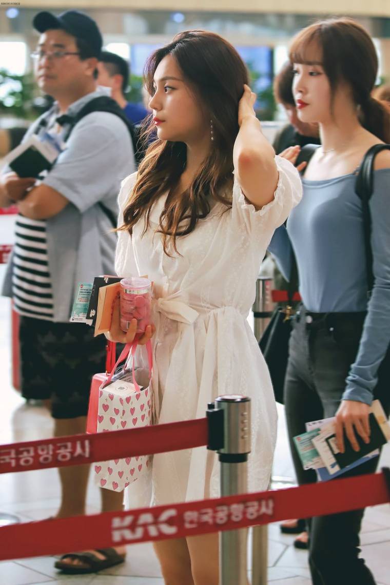 출국하는 #여자친구 #엄지 by REMINISCENCE