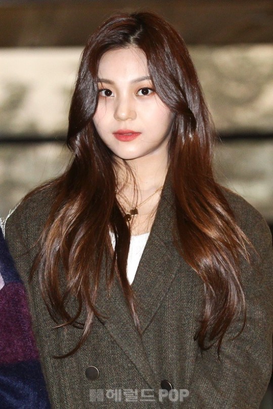 여자친구 엄지 출국 사진 (today)