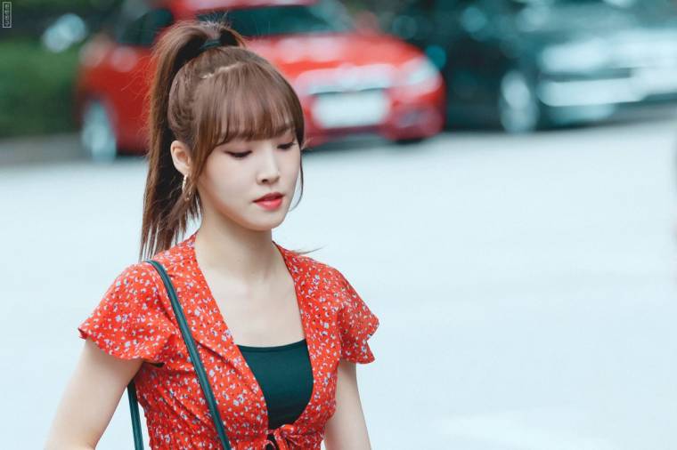출근길..여자친구 유주 by 친한친구