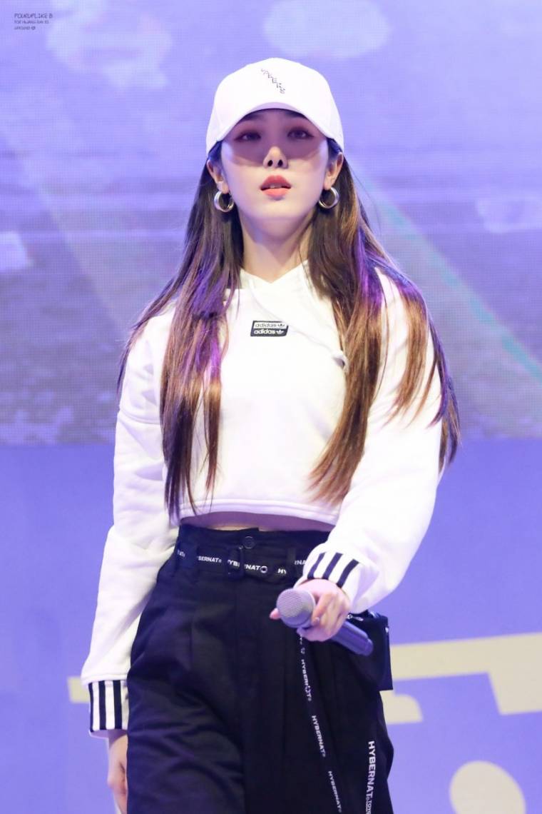 볼캡 여자친구 신비.jpg