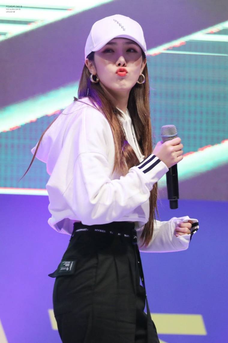 볼캡 여자친구 신비.jpg