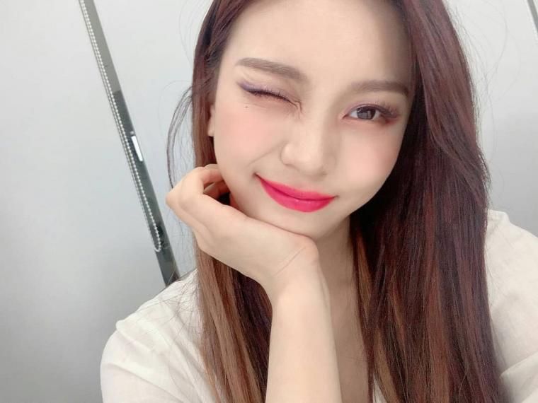 비오는 오전에 보는 여자친구 엄지