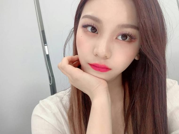 비오는 오전에 보는 여자친구 엄지