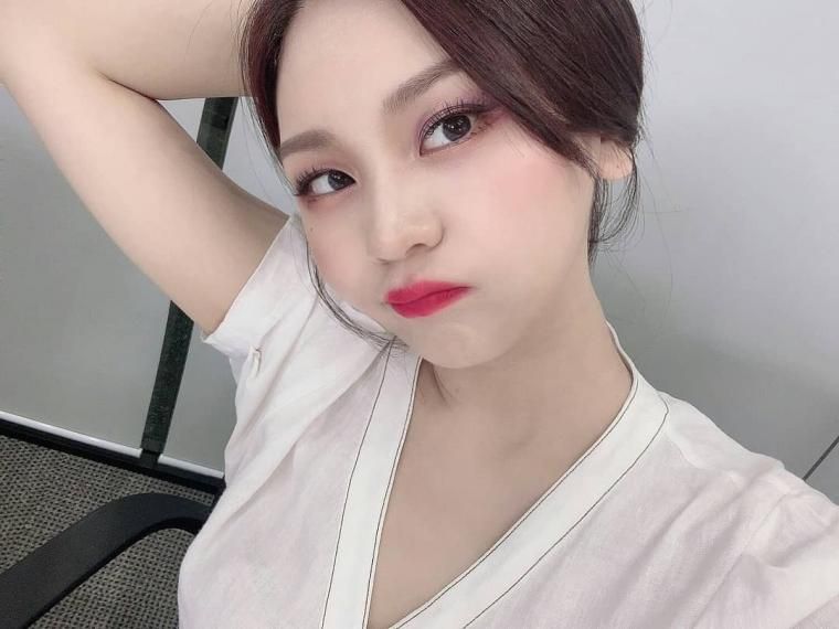 비오는 오전에 보는 여자친구 엄지